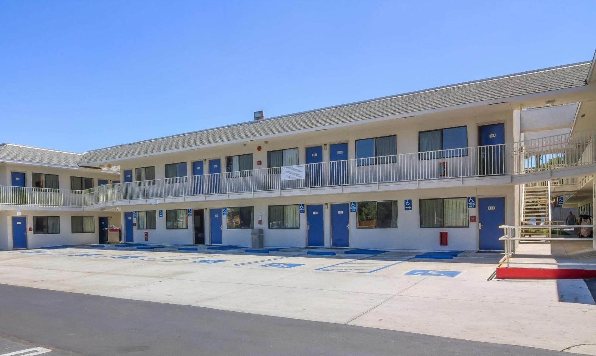 Vagabond Inn Sylmar — Photos 1